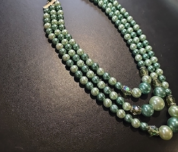 🐾 5 for $25 Vintage 1960's 3-strand Green Beaded Necklace Adjustable - Picture 5 of 5